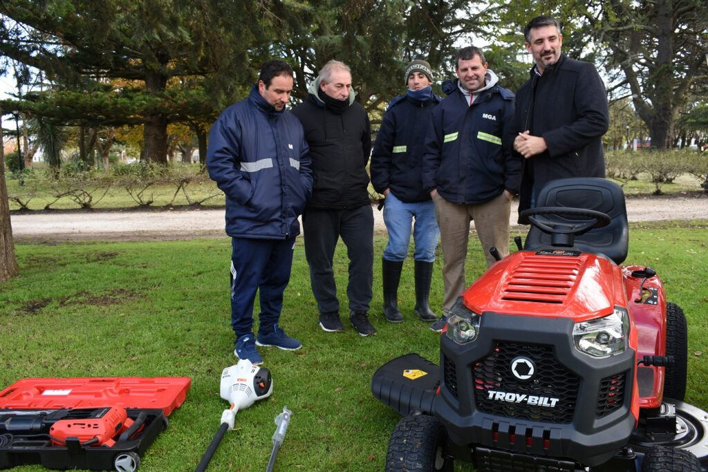 Otamendi: Entrega de equipos y herramientas a la Delegación